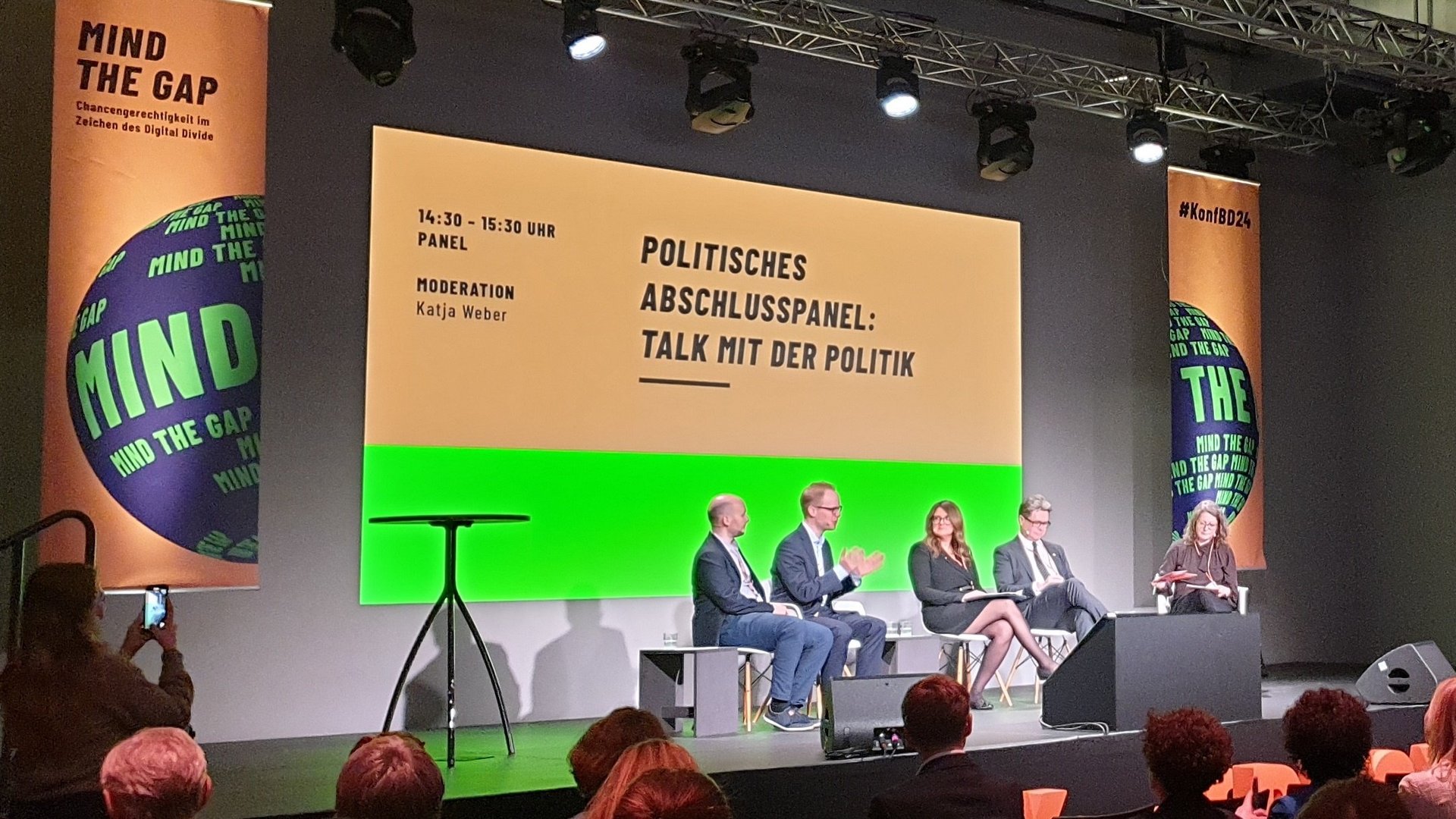 Abschlusspanel auf der KonfBD mit Katharina Günther-Wünsch, Senatorin für Bildung, Jugend und Familie des Landes Berlin und zweite Vizepräsidentin der Kultusministerkonferenz (KMK), Dr. Jens Brandenburg, Parlamentarischer Staatssekretär im BMBF, Univ.-Prof. Dr. Martin Polaschek, Bundesminister für Bildung, Wissenschaft und Forschung in Österreich sowie Ralph Müller-Eiselt, Vorstand des Forum Bildung Digitalisierung