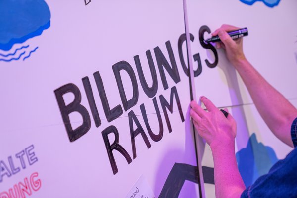 Blick auf den Schriftzug "Bildungsraum" auf dem Graphic Recording