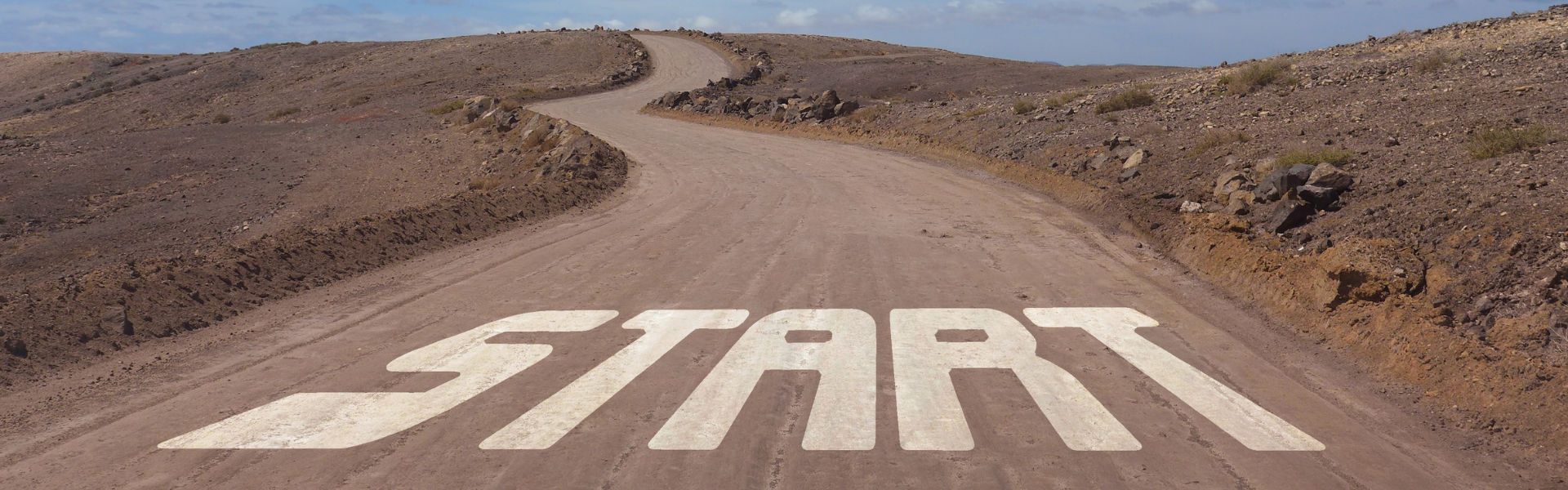 Die Straße in einer wüstenähnlichen Umgebung mit dem Schriftzug "Start" in großen weißen Buchstaben.